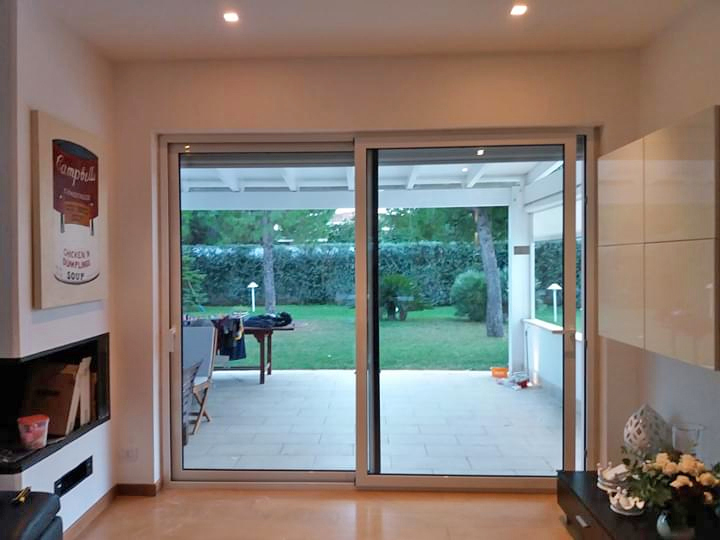 Vetrata scorrevole a 2 ante con congegno alza e scorri, taglio termico