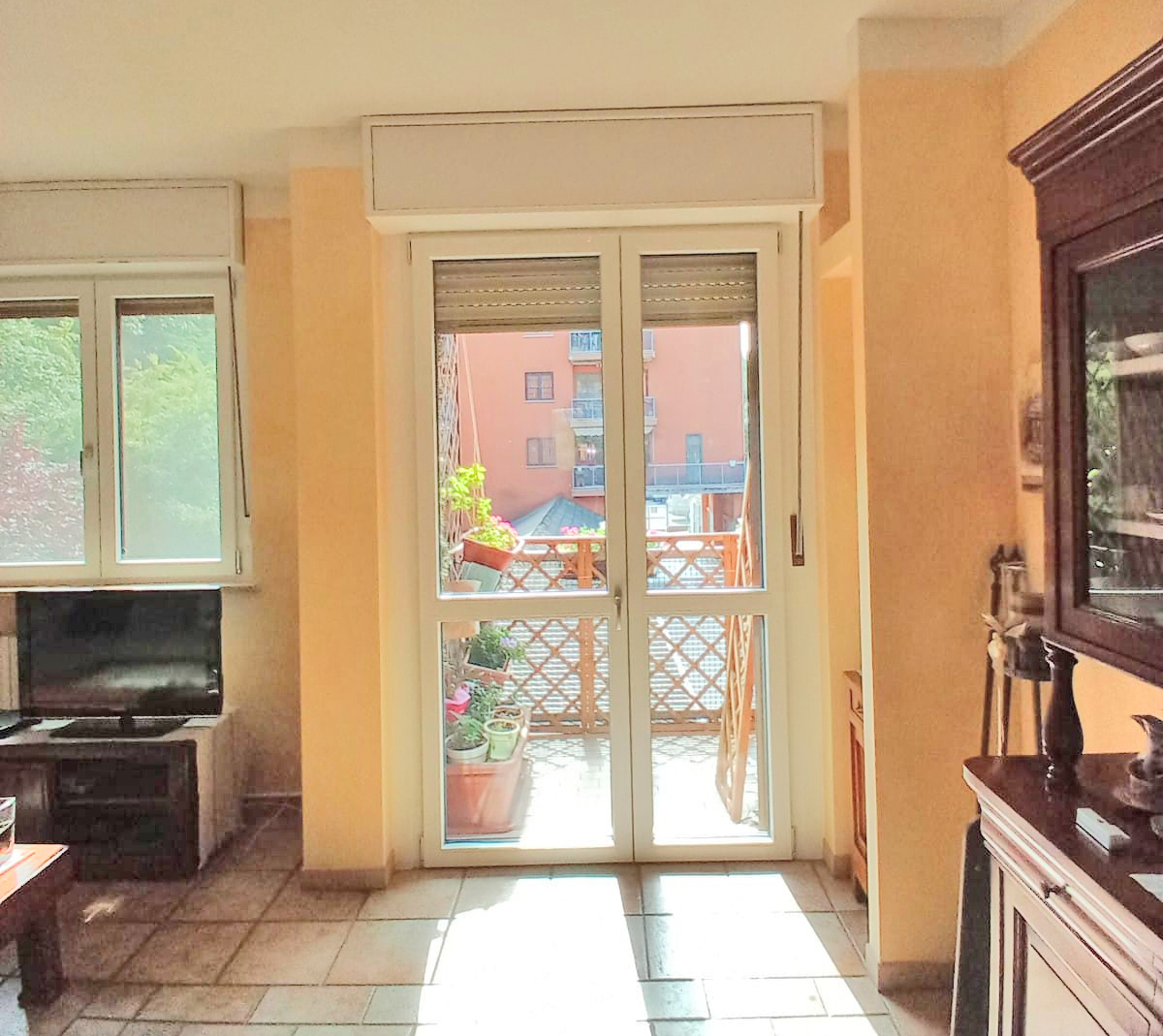 Finestra completa di cassonetto in PVC, porta finestra vetro atermico antisfondamento a norma CE.