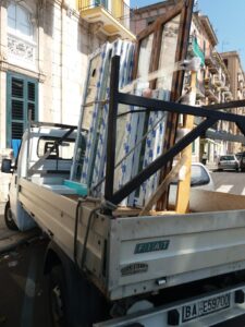 Installaizone di finestre in alluminio